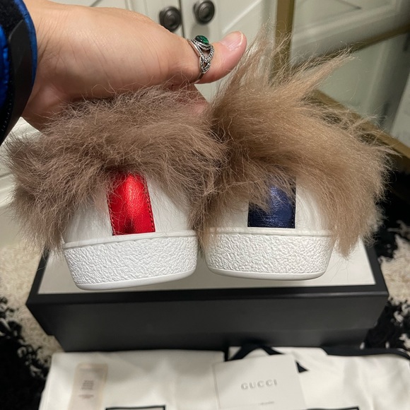 Like New Men’s Size 8 (Euro Size 41) Gucci ACE Bee Sneakers With Fur In White - Picture 10 of 14